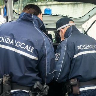 La polizia locale si &quot;veste&quot; da Befana: il 6 gennaio cibo a un'anziana in difficoltà grazie a una raccolta fondi