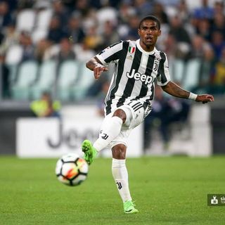 Un guizzo di Douglas Costa e poco più: la Juve fatica, ma batte il Genoa