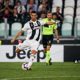 Inesorabilmente Juve: tris alla Fiorentina nel sabato macchiato dalle vergognose scritte contro le vittime dell'Heysel e Scirea