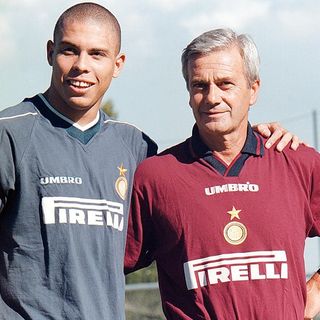 Il mondo del calcio in ansia per Gigi Simoni, ex giocatore e allenatore del Toro
