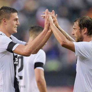Andrea Favilli festeggiato da Claudio Marchisio (foto juventus.com)