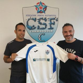 Il neopresidente Russo e l'allenatore della Prima squadra di Promozione Contieri. Entrambi tengono la nuova casacca, con il nuovo sponsor unico della Bcc di Casalgrasso e Sant'Albano Stura. che sostituirà il precedente: ZeroUno
