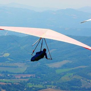 Deltaplani e parapendio tornano a colorare i cieli del Torinese e del Perugino