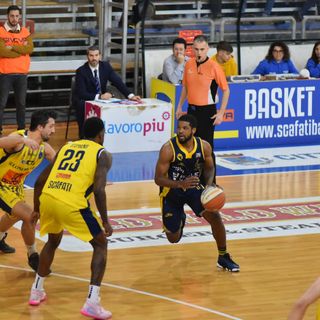 La Reale Mutua Basket Torino vince all'ultimo respiro con Scafati e vola in finale di Supercoppa