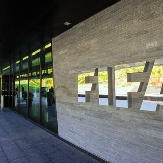 La Fifa: estensione dei contratti, accordi coi giocatori per gli stipendi e finestra di mercato più lunga