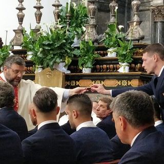 Don Robella consegna a Belotti un pezzo del vaso rotto (il Grande Torino) affinché lo conservi nel cuore per sempre