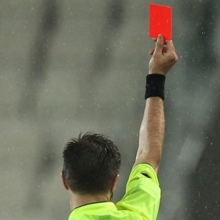 Nel calcio che sogna di ripartire, il Coronavirus vieta di protestare con l’arbitro