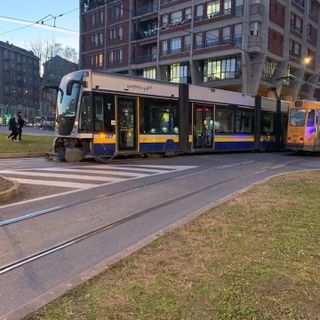 Scontro tra auto e tram in piazza Statuto: un ferito lieve e traffico in tilt nel centro di Torino Scontro tra auto e tram in piazza Statuto: un ferito lieve e traffico in tilt nel centro di Torino