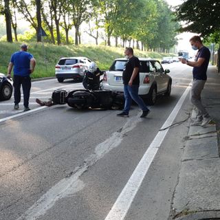 Incidente a Venaria, auto contro motocicletta in via Cavallo