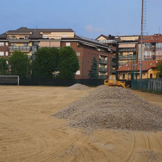 In via Orsiera a Cascine Vica (Rivoli) i lavori per installare il sintetico continuano