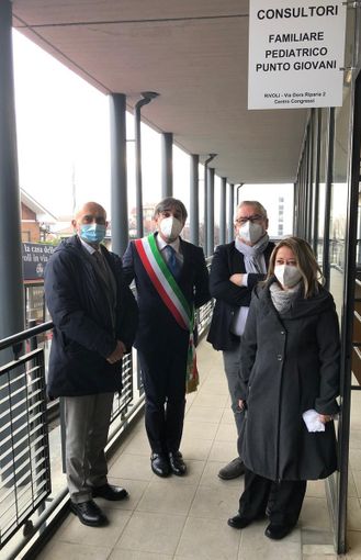 il sindaco di Rivoli Tragaioli al taglio del nastro nella nuova sede di via Dora Riparia il sindaco di Rivoli Tragaioli al taglio del nastro nella nuova sede di via Dora Riparia