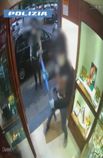 Rapinano una gioielleria sfondando il vetro con un martello: fermati due uomini a Biella