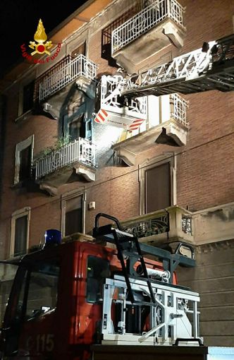 Si stacca la ringhiera del balcone, un uomo cade dal secondo piano: attimi di terrore in via Pinerolo