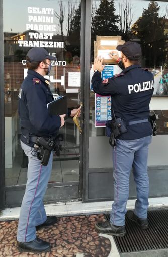 Poliziotti che mettono i sigilli a un bar