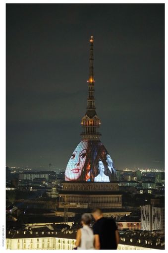 Mole illuminata con proiezione dei film