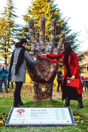 Carmen Consoli ad Almese ricorda Giulia Cecchettin: "Questo Paese ha perso una figlia e speriamo non debba perderne altre" Carmen Consoli ad Almese ricorda Giulia Cecchettin: "Questo Paese ha perso una figlia e speriamo non debba perderne altre"