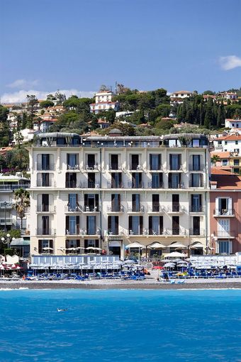 Lavorare al mare da receptionist? Hotel Prestigioso di Bordighera offre opportunità unica Lavorare al mare da receptionist? Hotel Prestigioso di Bordighera offre opportunità unica