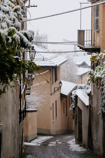 Scorci di una Pinerolo imbiancata dalla prima neve [FOTO]
