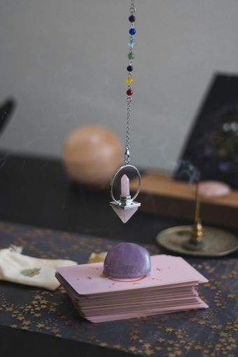 Cartomanzia, astrologia e rune: guida alla scelta del metodo giusto