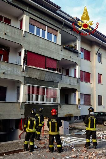 Esplosione in una palazzina di quattro piani a Rivarolo: un ferito grave