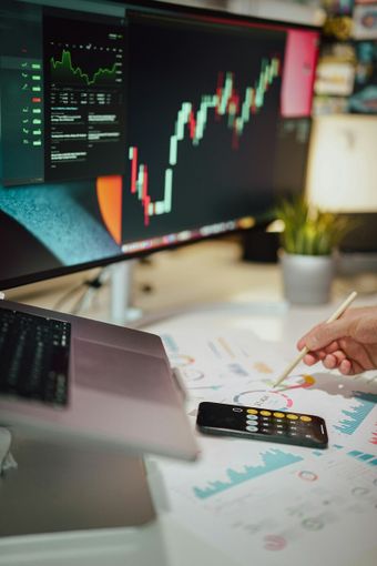 Tra prudenza e curiosità: come le persone interpretano i segnali economici Tra prudenza e curiosità: come le persone interpretano i segnali economici