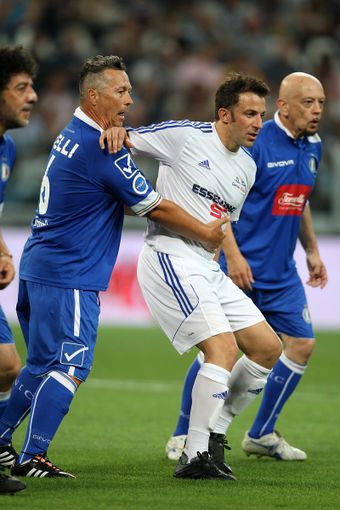 I "grandi capitani" Buffon, Chiellini, Pirlo, Totti e Zanetti in campo con i cantanti per la "Partita del Cuore" I "grandi capitani" Buffon, Chiellini, Pirlo, Totti e Zanetti in campo con i cantanti per la "Partita del Cuore"