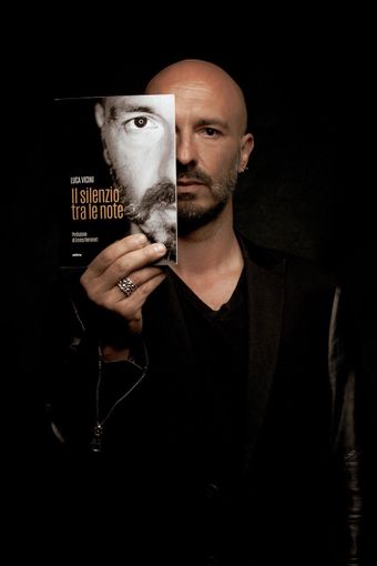 Luca Vicini (Vicio dei Subsonica) presenta il suo libro "Il silenzio tra le note" Luca Vicini (Vicio dei Subsonica) presenta il suo libro "Il silenzio tra le note"