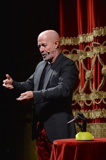 Marco Berry e la mano bionica I-Limb protagonisti al Gran Gala della Magia Marco Berry e la mano bionica I-Limb protagonisti al Gran Gala della Magia