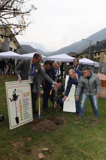 Uno dei momenti di "Vivi Pomaretto a Novembre": la piantumazione della prima pianta del progetto Asprolfor “Pian...Ti...Amo” Uno dei momenti di "Vivi Pomaretto a Novembre": la piantumazione della prima pianta del progetto Asprolfor “Pian...Ti...Amo”