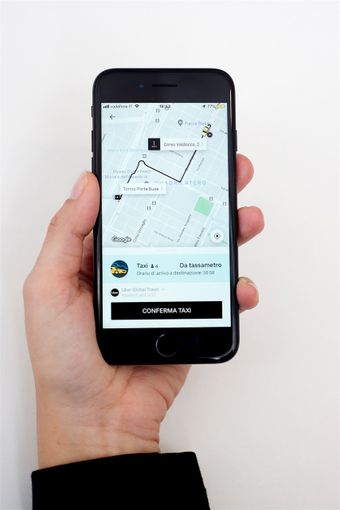 Uber Taxi: primo giorno a Torino dell’app che fa discutere i tassisti Uber Taxi: primo giorno a Torino dell’app che fa discutere i tassisti