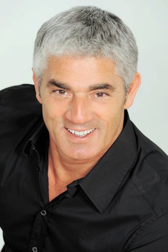 Cabaret in piazza: Biagio Izzio sul palco della piazza commerciale Botticelli