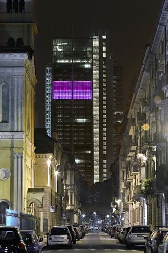 Il grattacielo di Intesa-Sanpaolo diventa "rosa" Il grattacielo di Intesa-Sanpaolo diventa "rosa"