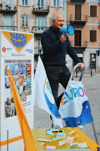 uomo don bandiere di partito