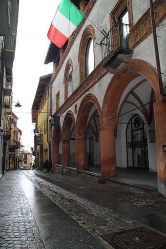 Vandali devastano il centro di Rivoli, divelti pali e cartelli stradali