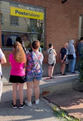La coda fuori dall’ufficio postale di Pinerolo