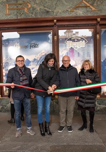 Il negozio Biraghi inaugura le vetrine di Natale in piazza San Carlo a Torino Il negozio Biraghi inaugura le vetrine di Natale in piazza San Carlo a Torino