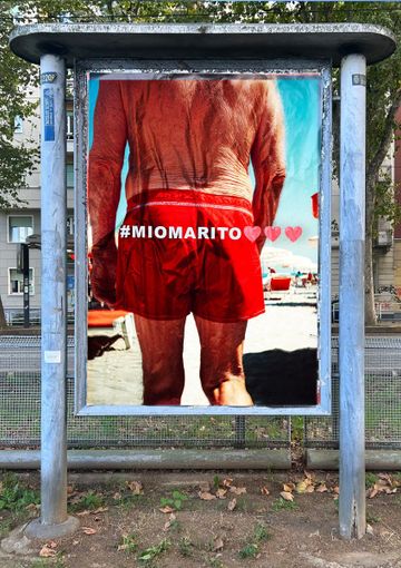 Uno dei manifesti pubblicati dall'artista