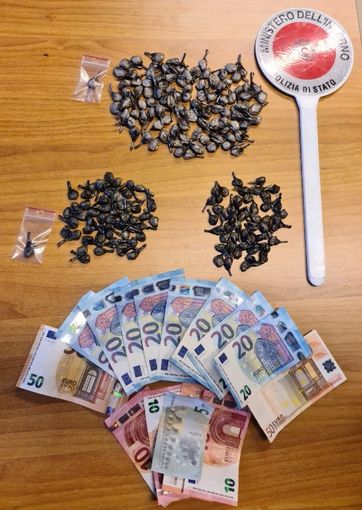 cocaina crack e soldi proventi di spaccio