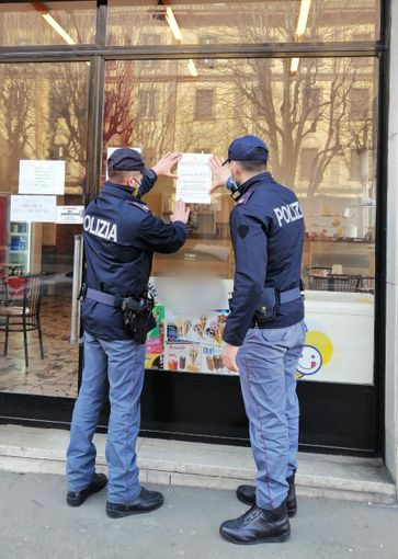 polizia dispone chiusura di un locale polizia dispone chiusura di un locale
