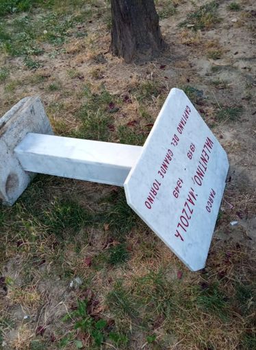 Targa divelta ai giardini di piazza Galimberti Targa divelta ai giardini di piazza Galimberti