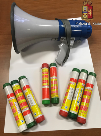 Perquisita l'auto di ragazzi del centro sociale "Asilo": rinvenuti fumogeni, torce e un megafono Perquisita l'auto di ragazzi del centro sociale "Asilo": rinvenuti fumogeni, torce e un megafono