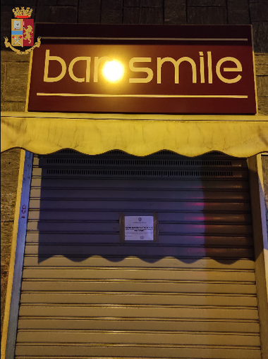 “Da bere per tutti&quot;, bar aperto con i clienti dentro: la polizia lo chiude per 5 giorni