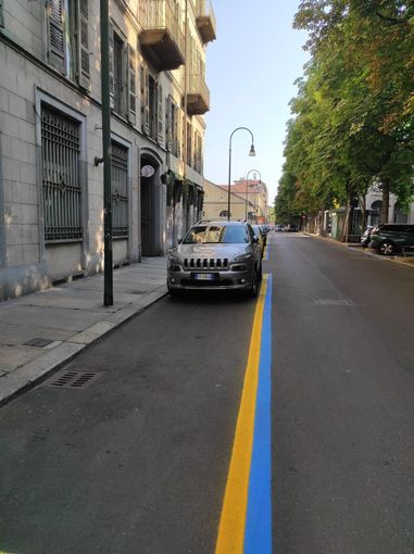 Strisce blu e gialle in centro a Torino con auto parcheggiate Strisce blu e gialle in centro a Torino con auto parcheggiate
