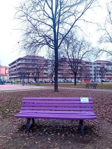 Carmagnola inaugura una panchina viola  per sensibilizzare sulla fibromialgia