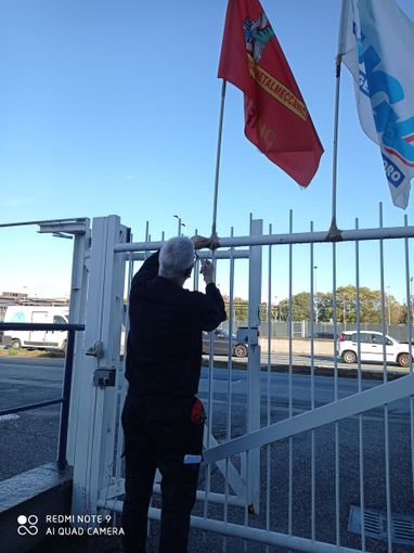 sindacalisti ai cancelli Agap di Grugliasco sindacalisti ai cancelli Agap di Grugliasco