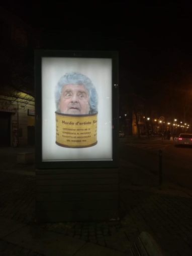 Beppe Grillo nel mirino del Banksy di Torino finisce nella "Merda d'artista"
