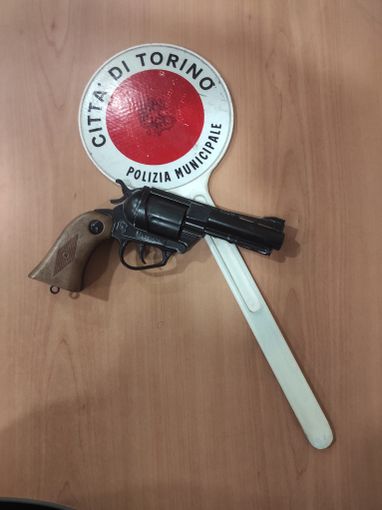 Nasconde un'arma clandestina in casa: arrestato un architetto di Nole