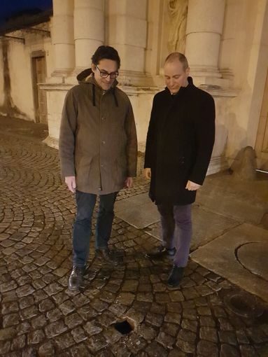 Dopo Venezia e Roma, anche a Collegno rubata la pietra d'inciampo. Casciano: "Ne riposizioneremo un'altra il prima possibile". Intanto messe primule al posto dell'opale Dopo Venezia e Roma, anche a Collegno rubata la pietra d'inciampo. Casciano: "Ne riposizioneremo un'altra il prima possibile". Intanto messe primule al posto dell'opale