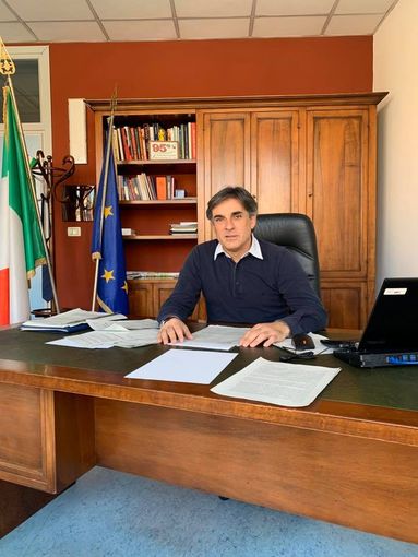 il sindaco di Rivoli Andrea Tragaioli alla sua scrivania