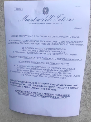 Il foglio comparso sui portoni di casa Il foglio comparso sui portoni di casa